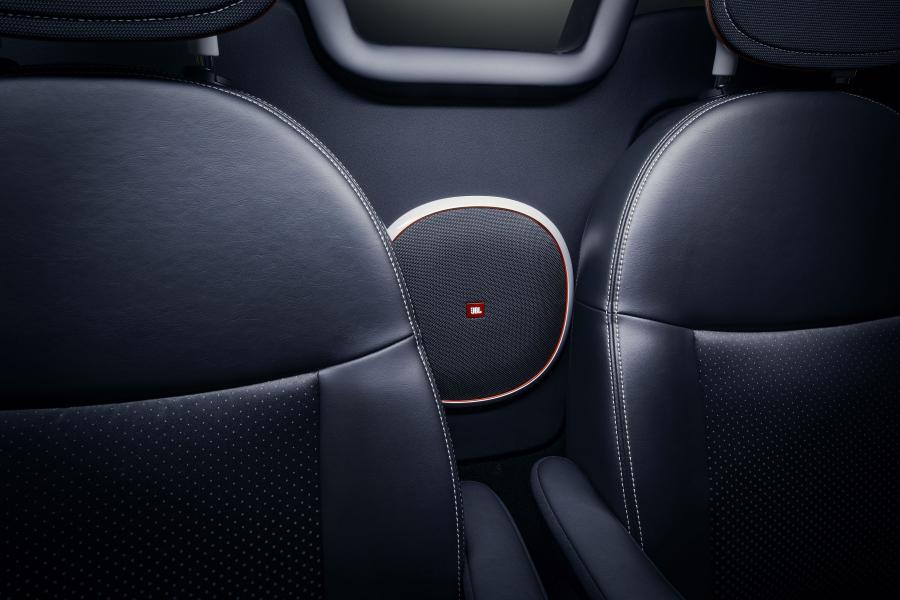 Детали интерьера Fiat 500e Concept by Harman (FF) 2019 года  (фото 10 из 10)
